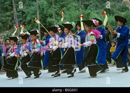 Miao-Mädchen und jungen, die Durchführung von Lusheng tanzen Guizhou Provinz China Stockfoto