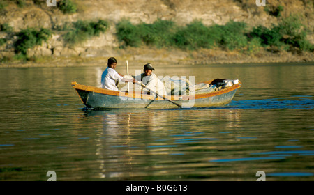 Zwei indische jungen in einem Ruderboot, Pichola-See, Rajasthan, Indien Stockfoto