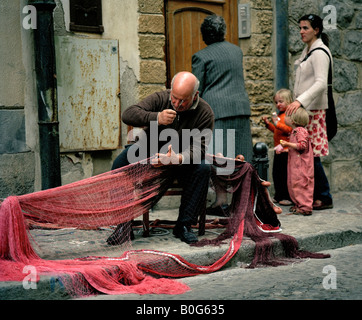 Alter Fischer Reparatur seine Netze Cefalù Sizilien Italien EU Stockfoto