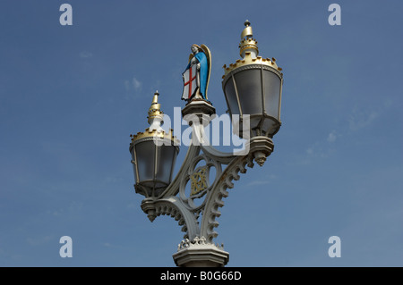 DEKORATIV VERZIERTEN GUSSEISEN-STRAßENLEUCHTE AUF LENDAL BRIDGE YORK SOMMER Stockfoto