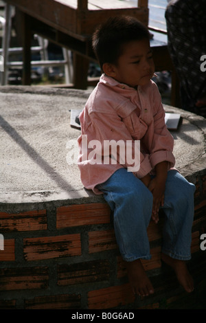 muslimische Jungen vor Tempel auf Eid Ul Fitr Festival, Koh samui Stockfoto