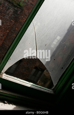 Zerbrochenes Fenster in einem alten Gebäude, Manchester Stockfoto