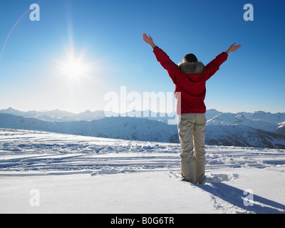 Junge Frau, Blick auf die Berge zu bewundern Stockfoto