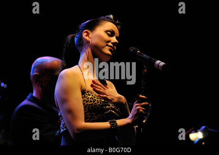 Imelda May in Konzert im englischen Cheltenham Jazz Festival Stockfoto