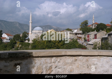 Blick auf Mostar aus der alten Steinbrücke - Bosnien-Herzrgovina - Bosnien und Herzegowina Stockfoto