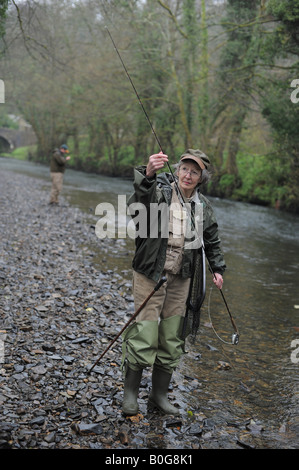 Anne Voss Bark abgebildet Fliegenfischen in der Nähe von Lifton, Devon. Stockfoto