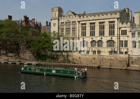 SCHIFF AUF DEM FLUSS OUSE IN DER NÄHE VON LENDAL BRIDGE YORK CITY SOMMER Stockfoto