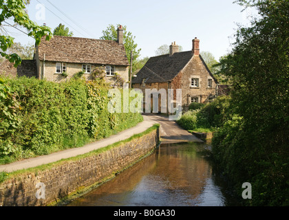 Die Pack Horse Bridge und ford in Bide Brook, LacockWiltshire England Stockfoto