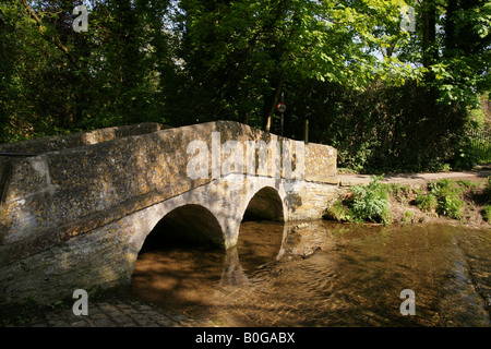 Die Pack Horse Bridge und ford in Bide Brook, Lacock.Wiltshire England Großbritannien Stockfoto