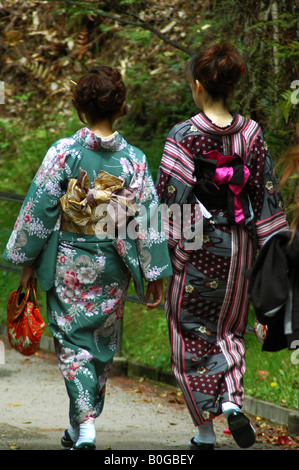 zwei Mädchen tragen bunte Kimono und zu Fuß bergab Stockfoto