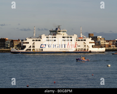 WIGHT LINK ISLE OF WIGHT FÄHRE ANKUNFT IM HAFEN VON PORTSMOUTH Stockfoto