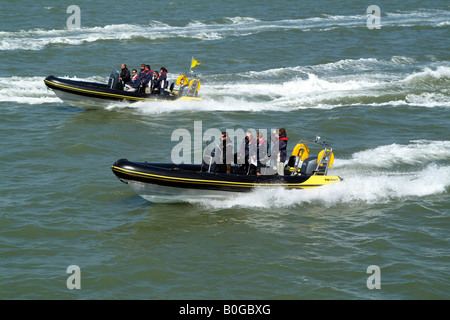 RIB Festrumpf-Boote Geschwindigkeit auf dem Solent Südengland UK Stockfoto