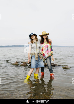 Zwei Frauen stehen im flachen Wasser Stockfoto