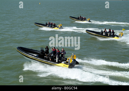 RIB Festrumpf-Boote Geschwindigkeit auf dem Solent Südengland UK Stockfoto