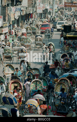 Straße gefüllt mit Rikschas, Dhaka, Bangladesh. Stockfoto