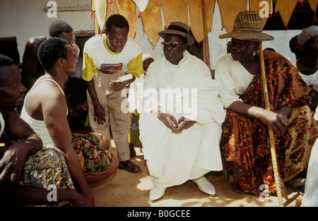 Der Voodoo-König bei einer Voodoo-Zeremonie, Ouidah, Benin. Stockfoto