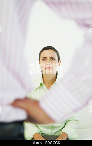 Frau Kollegin nachschlagen Stockfoto