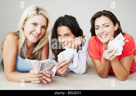 Drei glückliche Frau halten Banknoten Stockfoto