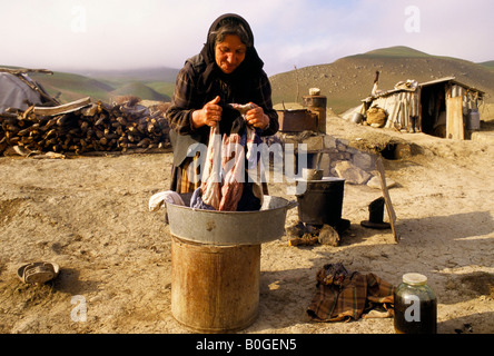 Eine Frau, die Wäsche in einem Flüchtlingslager wohnen Menschen aus Kachin und Berg-Karabach auf dem Weg nach Kuba, Aserbaidschan. Stockfoto