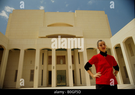 Ein Porträt der Regisseurin Magda Saleh außerhalb das neue Opernhaus, Kairo, Ägypten. Stockfoto