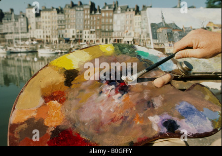 Künstler malen Hafen, Nahaufnahme, Hand, Honfleur, Frankreich. Stockfoto