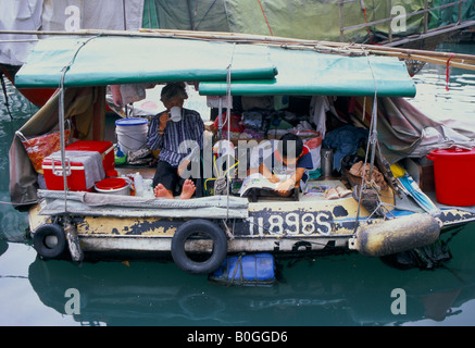 Menschen, die Leben auf einem Boot im Hafen von Aberdeen, Hong Kong, China. Stockfoto