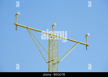 Landescheinwerfer des Flughafens gegen blauen Himmel Stockfoto