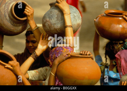 Frauen, die die Krüge Wasser auf ihren Köpfen, Indien. Stockfoto