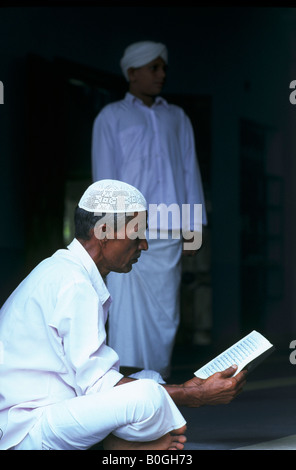 Ein Mann liest den Koran in der Mannar Juma Moschee, Ettumanoor, Indien. Stockfoto