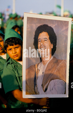 Ein Junge hält ein Plakat von Gaddafi im 20. Jahr-Feier der Revolution, Tripolis, Libyen. Stockfoto
