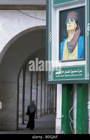 Ein Portrait von Präsident Gaddafi auf einer Straße in Tripoli, Libyen. Stockfoto