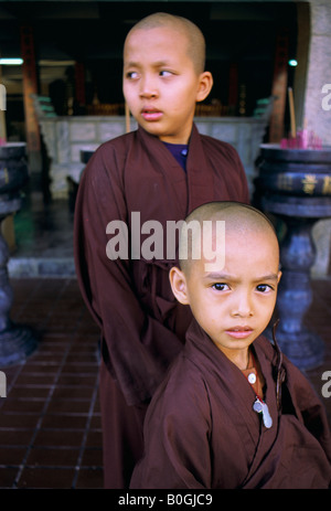 Junge Buddhisten in Mönche Gewänder gekleidet, Malaysia. Stockfoto