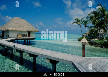 Ein Ferienhaus gebaut auf Pfählen auf den Malediven. Stockfoto