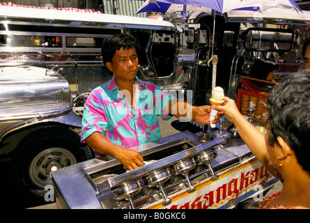 Ein Mann verkauft Eis von einem Wagen auf der Straße, Manila, Philippinen. Stockfoto