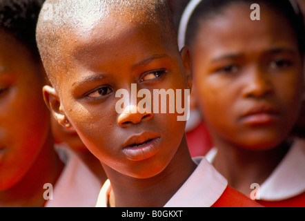 Ein Porträt von Schulmädchen an einer Grundschule, Katlehong Township in Südafrika. Stockfoto