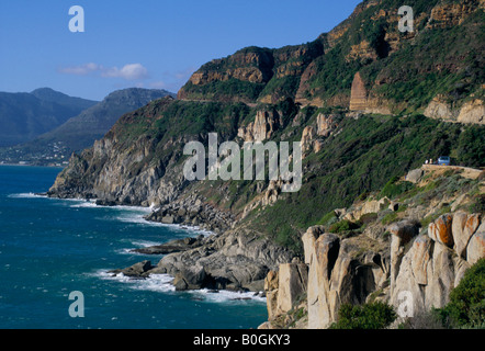 Einen erhöhten Blick auf die Küste entlang Chapmans Peak Drive, Cape Peninsula Nationalpark, Südafrika. Stockfoto