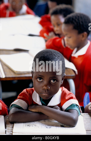 Ein Mädchen in einem Klassenzimmer der Grundschule in einem schwarzen Township in Südafrika. Stockfoto