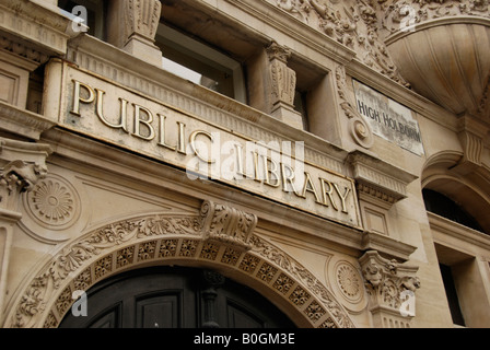 Public Library Schild an der Fassade der ehemaligen Holborn Public Library in High Holborn London UK Stockfoto