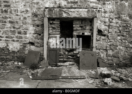 Einen alten Kamin und Reichweite in den Überresten der Spinner Halle in der Nähe von Keld im Swaledale. Stockfoto