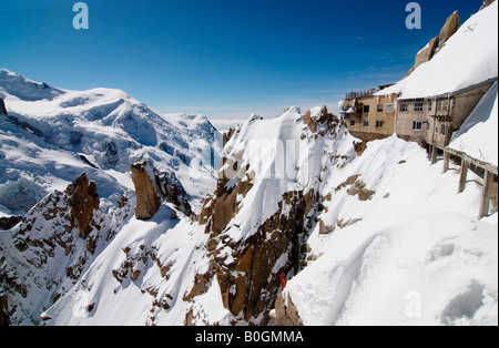 Aiguille du Midi Seilbahn Bergstation und Panoramablick auf Plattformen im Winter mit Mont-Blanc-Massiv im Hintergrund, Chamonix Stockfoto