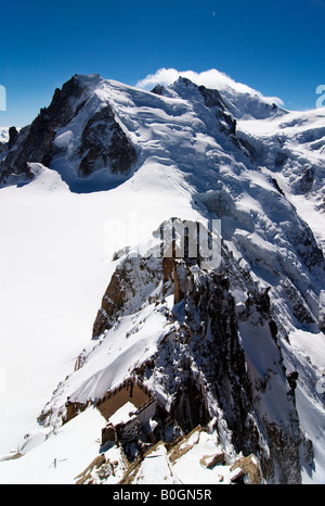 Aiguille du Midi Aussichtsplattform, Cosmiques Arete, Mont Blanc du Tacul, Mont Maudit und Gipfel des Mont Blanc, Chamonix, Frankreich Stockfoto