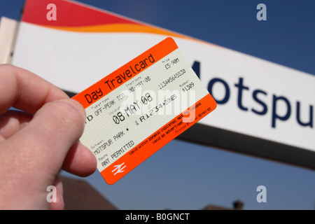 London eine Tageskarte Ticket mit öffentlichen Verkehrsmitteln von Londons Bahn u-Bahn und Bus-Transport-Netzwerk-system Stockfoto