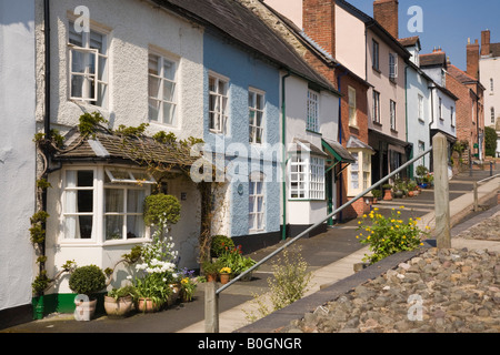 Reihe von malerischen bunten alten terrassierten Häuser Häuser auf einem hügeligen Wohngegend in Ludlow Shropshire West Midlands England Großbritannien Großbritannien Stockfoto