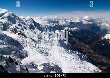 Tal von Chamonix an sonnigen Wintertag. Mont-Blanc-massiv auf linken Seite. Chamonix-Mont-Blanc, Frankreich Stockfoto