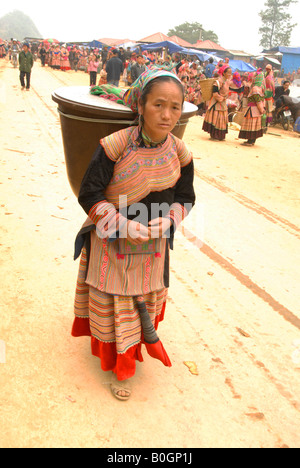 Flower Hmong Frauen verlassen bac ha Markt nach dem Verkauf von Brennholz Stockfoto