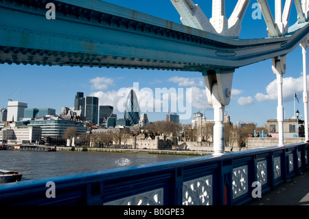 Die Tower Bridge und Gherkin Gebäude in London, England Stockfoto