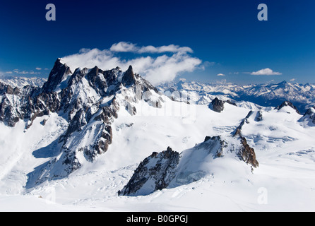 Blick über vergletscherten Vallée Blanche - Grandes Jorasses und Dent du Geant in weiter Ferne, Chamonix, Frankreich Stockfoto