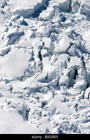 Tiefen Gletscherspalten und bedrohlichen Seracs auf vereisten Berglandschaft, Glacier des Bossons, Chamonix, Frankreich Stockfoto