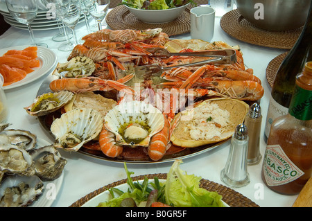 Frischen schottischen Fischplatte mit Austern, Muscheln, Krabben und Dublin Bay Garnelen serviert zum Verzehr bereit. Stockfoto