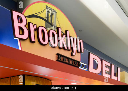 Leuchtreklame für Deli in American Airlines Terminal 8, JFK-Flughafen, New York Stockfoto